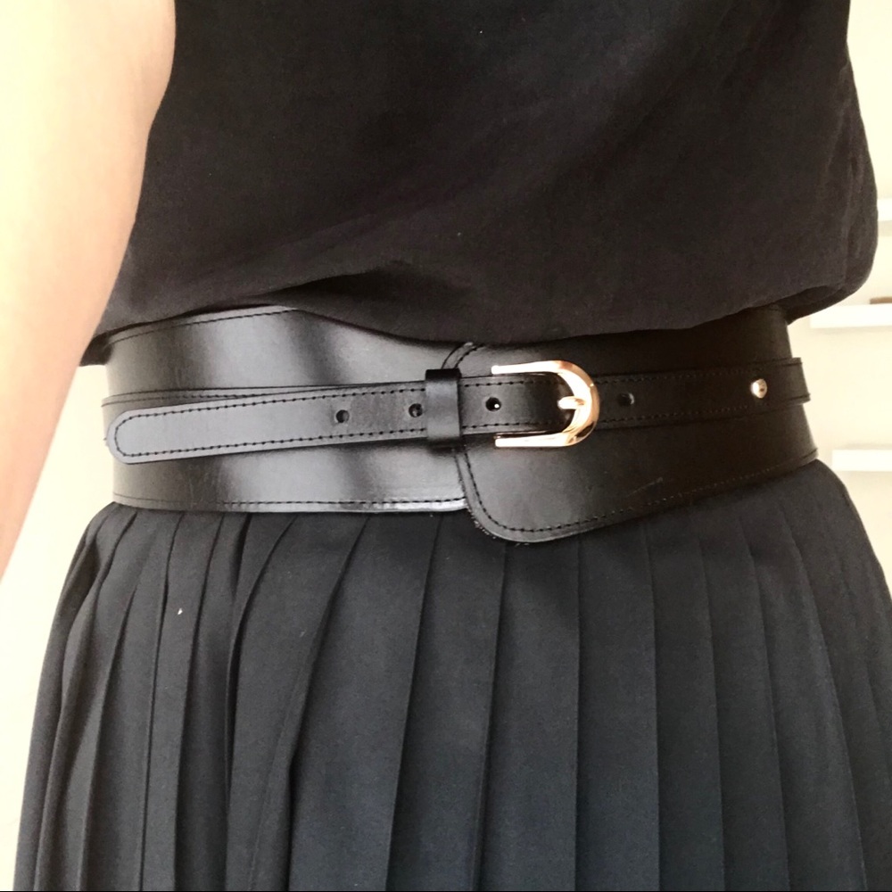 Wide leather belt in black